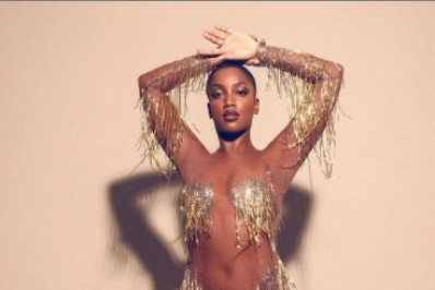 Iza escolhe figurino transparente para avisar que continua como rainha de bateria