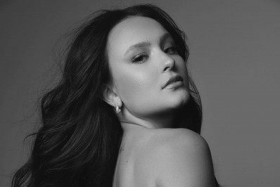 Larissa Manoela faz campanha pelo Outubro Rosa e relembra perda da avó para o câncer