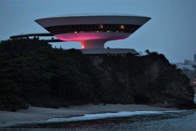 MAC com iluminação especial chama a atenção para o Outubro Rosa