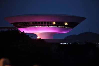 MAC com iluminação especial chama a atenção para o Outubro Rosa