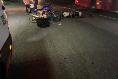 Duas motos batem de frente ferindo gravemente duas pessoas