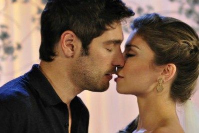 'A Fazenda 13': Equipe de Victor Pecoraro relembra beijo do ator em Grazi Massafera