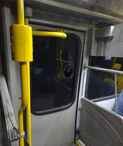 Articulado é apedrejado no corredor Transolímpica
 - Divulgação/BRT Rio