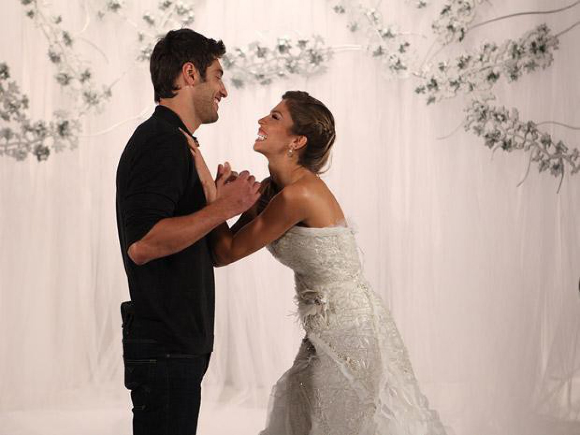 Atores em cena na novela 'Aquele Beijo' - Reprodução