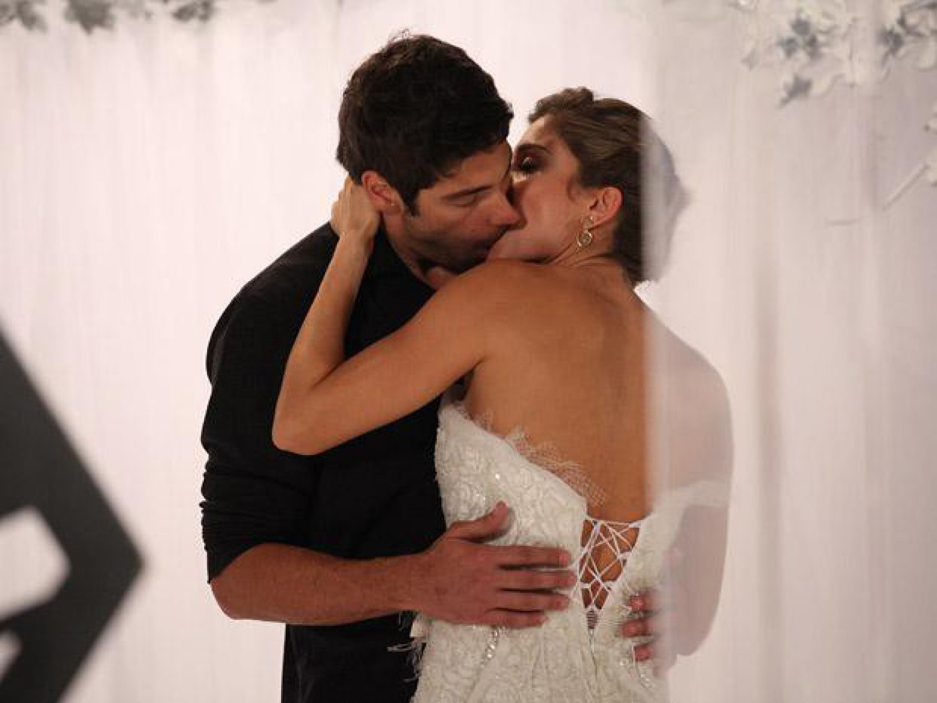 Atores em cena na novela 'Aquele Beijo' - Reprodução