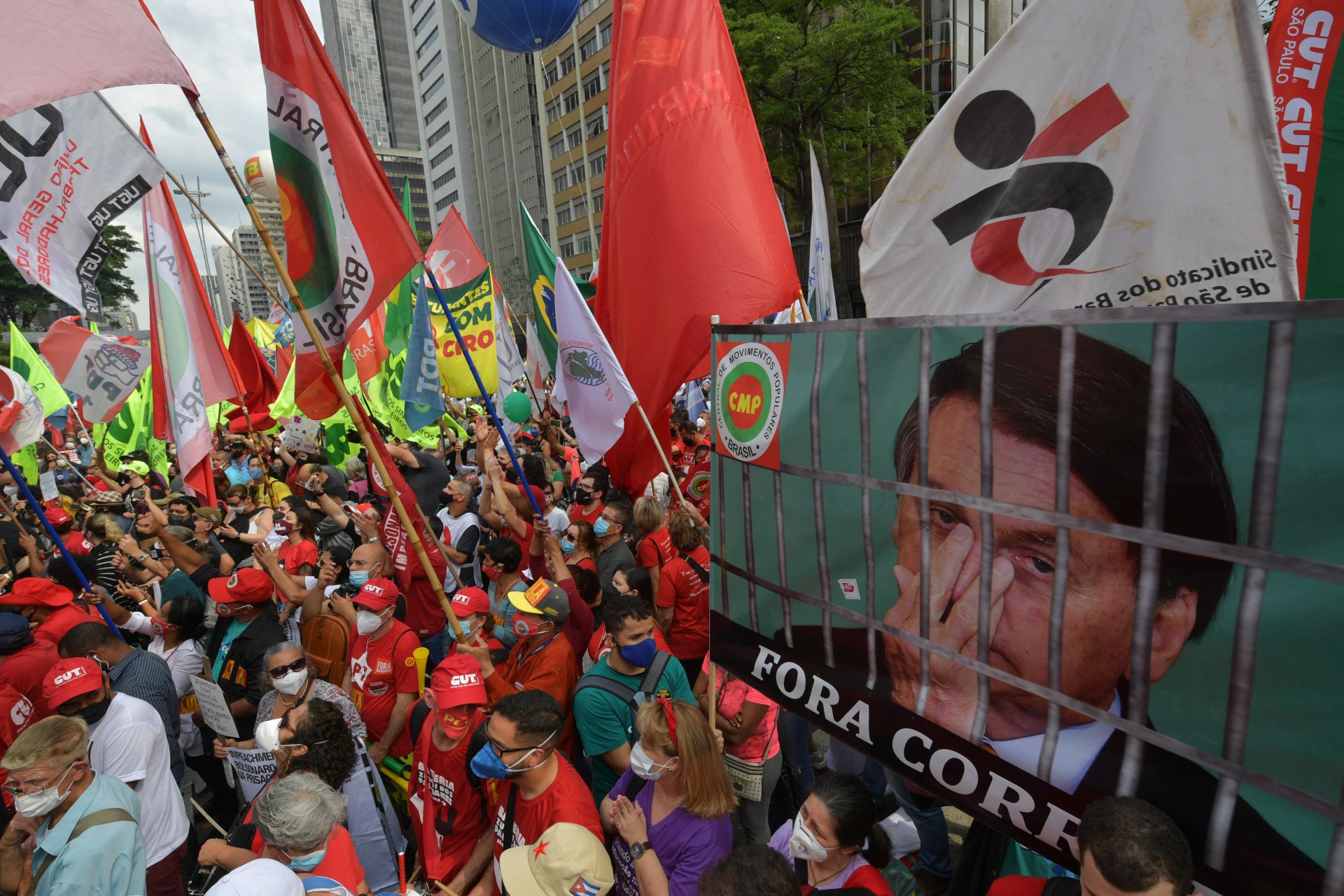 Manifestantes protestam contra o governo de Jair Bolsonaro em ato na avenida Paulista, em São Paulo - AFP