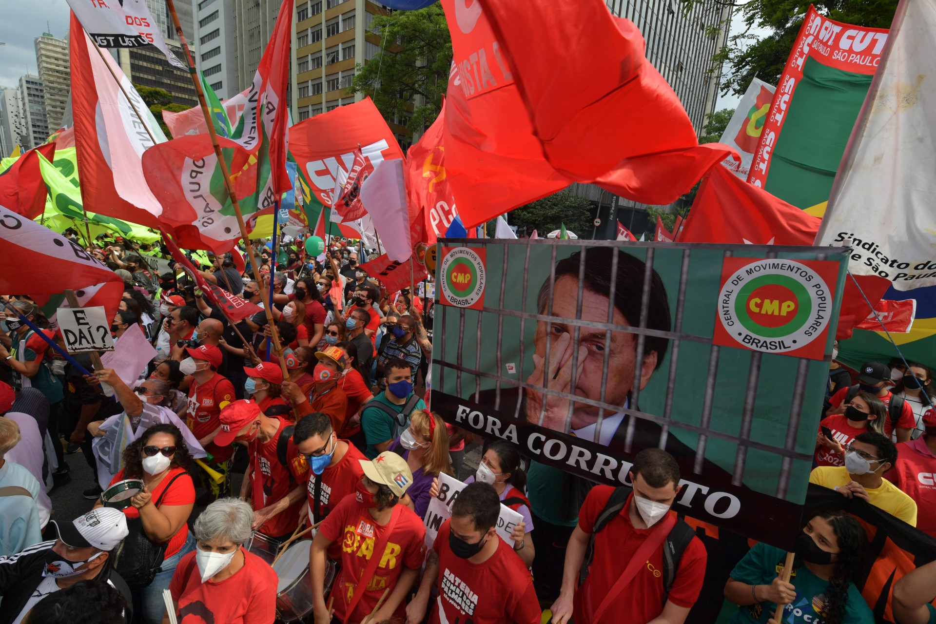 Manifestantes protestam contra o governo de Jair Bolsonaro em ato na avenida Paulista, em São Paulo - AFP