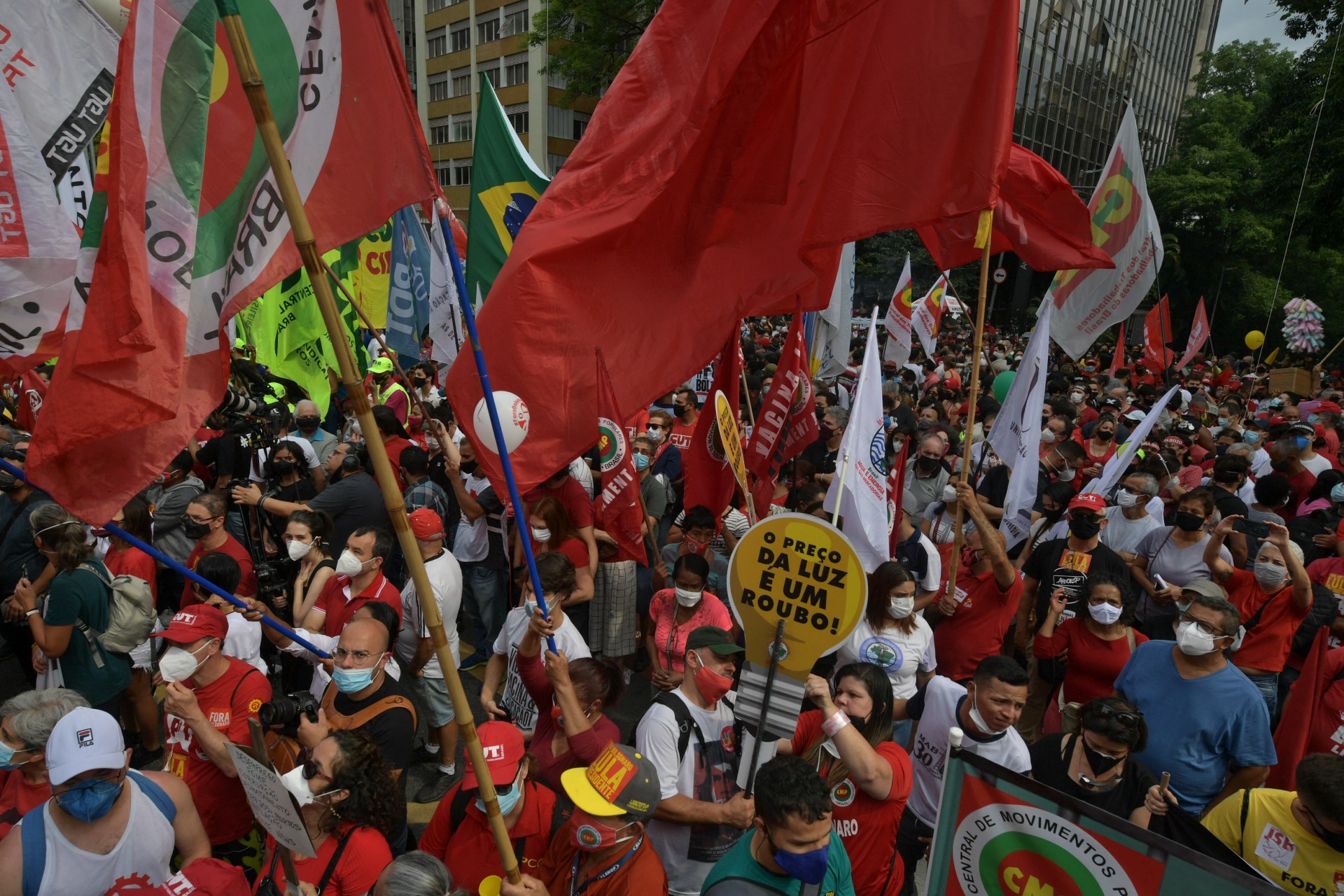 Manifestantes protestam contra o governo de Jair Bolsonaro em ato na avenida Paulista, em São Paulo - AFP