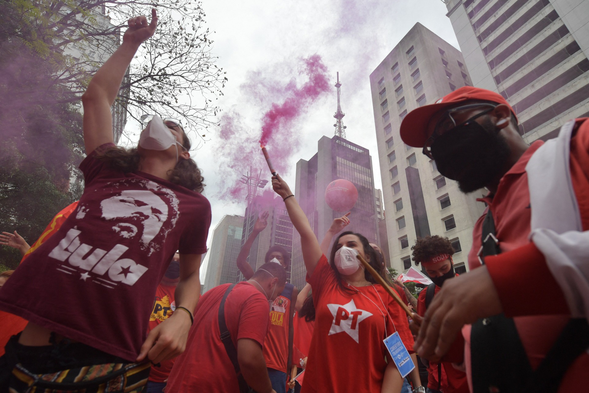 Manifestantes protestam contra o governo de Jair Bolsonaro em ato na avenida Paulista, em São Paulo - AFP