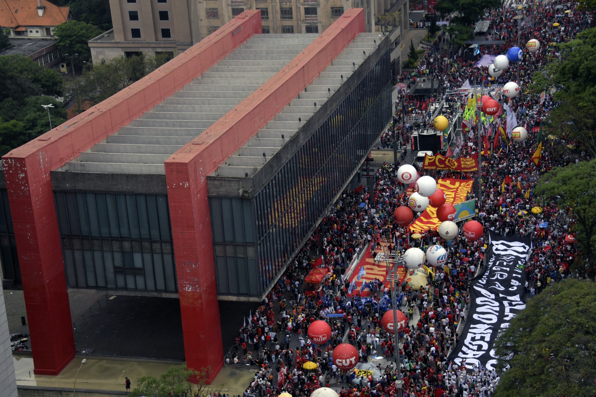 Manifestantes protestam contra o governo de Jair Bolsonaro em ato na avenida Paulista, em São Paulo - AFP