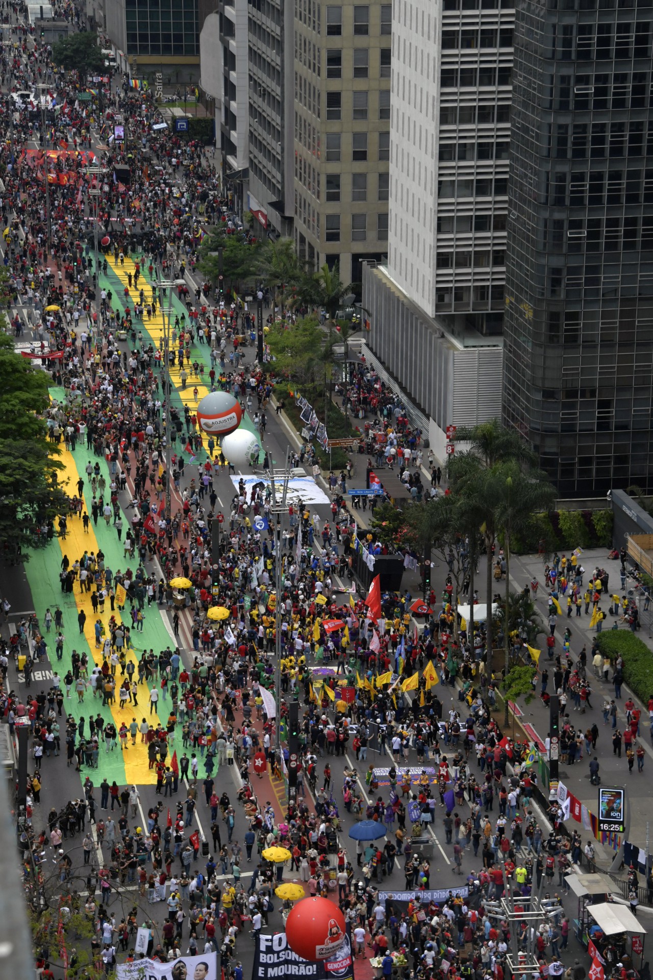 Manifestantes protestam contra o governo de Jair Bolsonaro em ato na avenida Paulista, em São Paulo - AFP