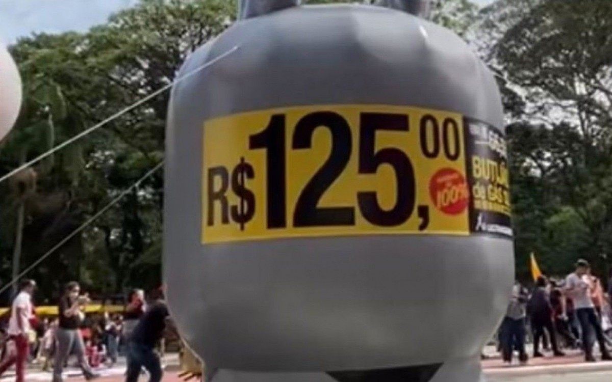 Em SP, manifestantes protestam contra Bolsonaro, preço do gás e alta da inflação - Reprodução