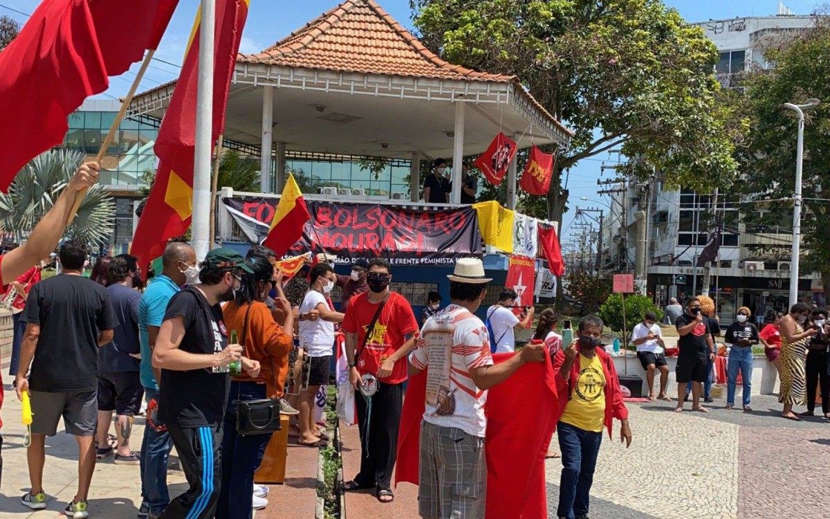 Manifestantes dos diversos partidos de esquerda 