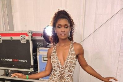 Erika Januza arrasa no visual para a escolha do samba-enredo da Viradouro