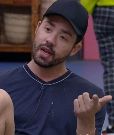 Lary Bottino entrou em 'A Fazenda' e resolveu aconselhar o amigo, Rico Melquiades - Reprodução/Playplus