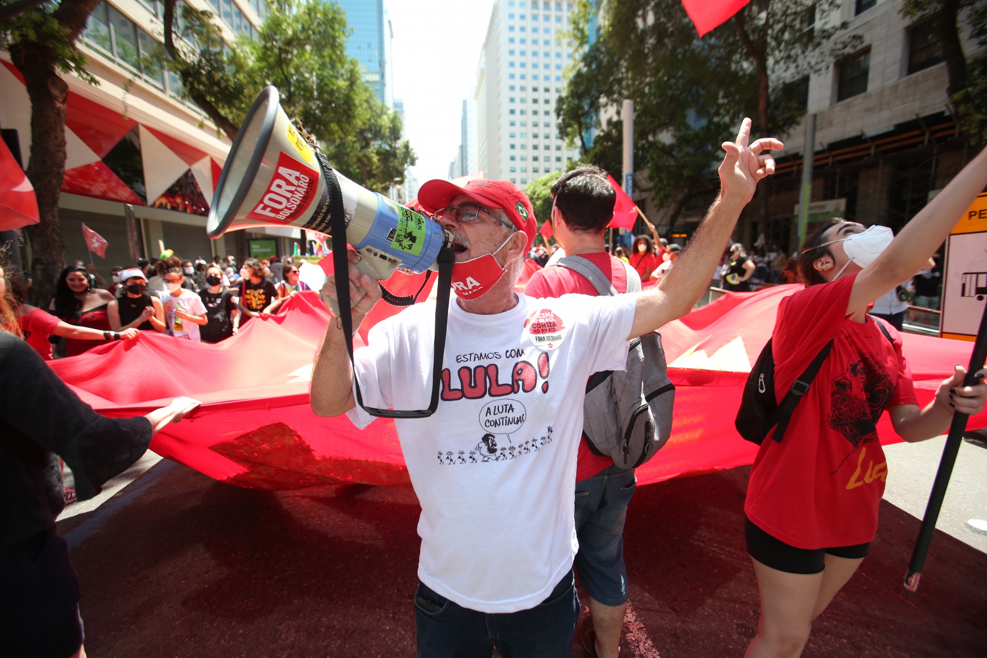 Manifestantes fazem ato contra Bolsonaro no Centro do Rio. A condução da pandemia e a crise econômica no país são as principais pautas da oposição - Cleber Mendes/Agencia O Dia