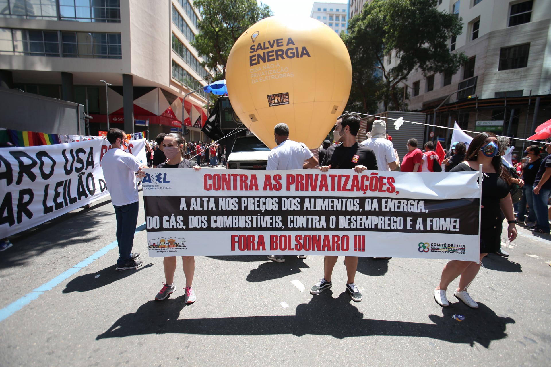 Manifestantes fazem ato contra Bolsonaro no Centro do Rio. A condução da pandemia e a crise econômica no país são as principais pautas da oposição - Cleber Mendes/Agencia O Dia