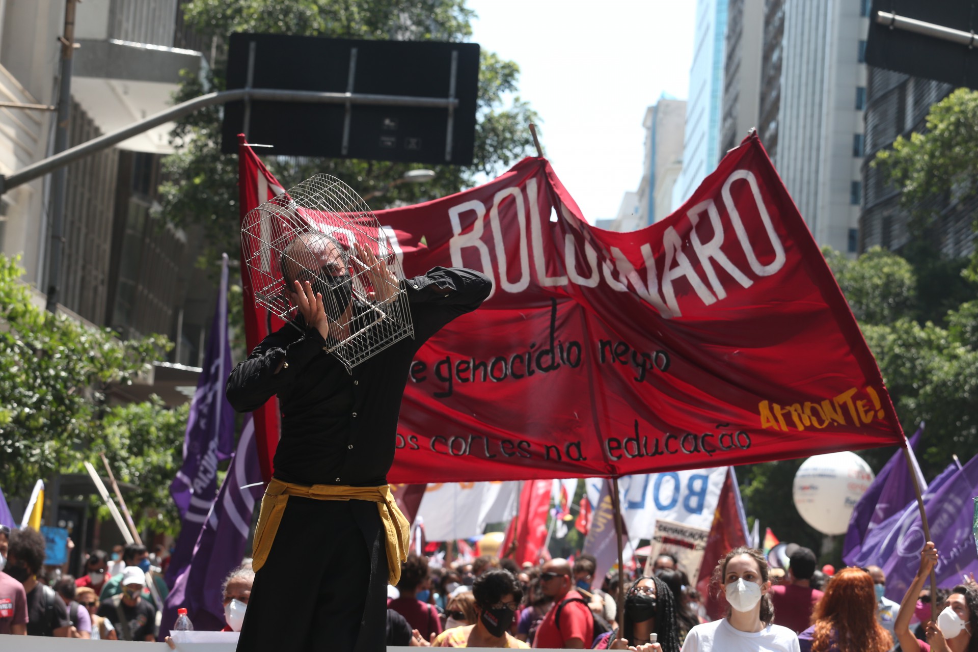 Manifestantes fazem ato contra Bolsonaro no Centro do Rio. A condução da pandemia e a crise econômica no país são as principais pautas da oposição - Cleber Mendes/Agencia O Dia