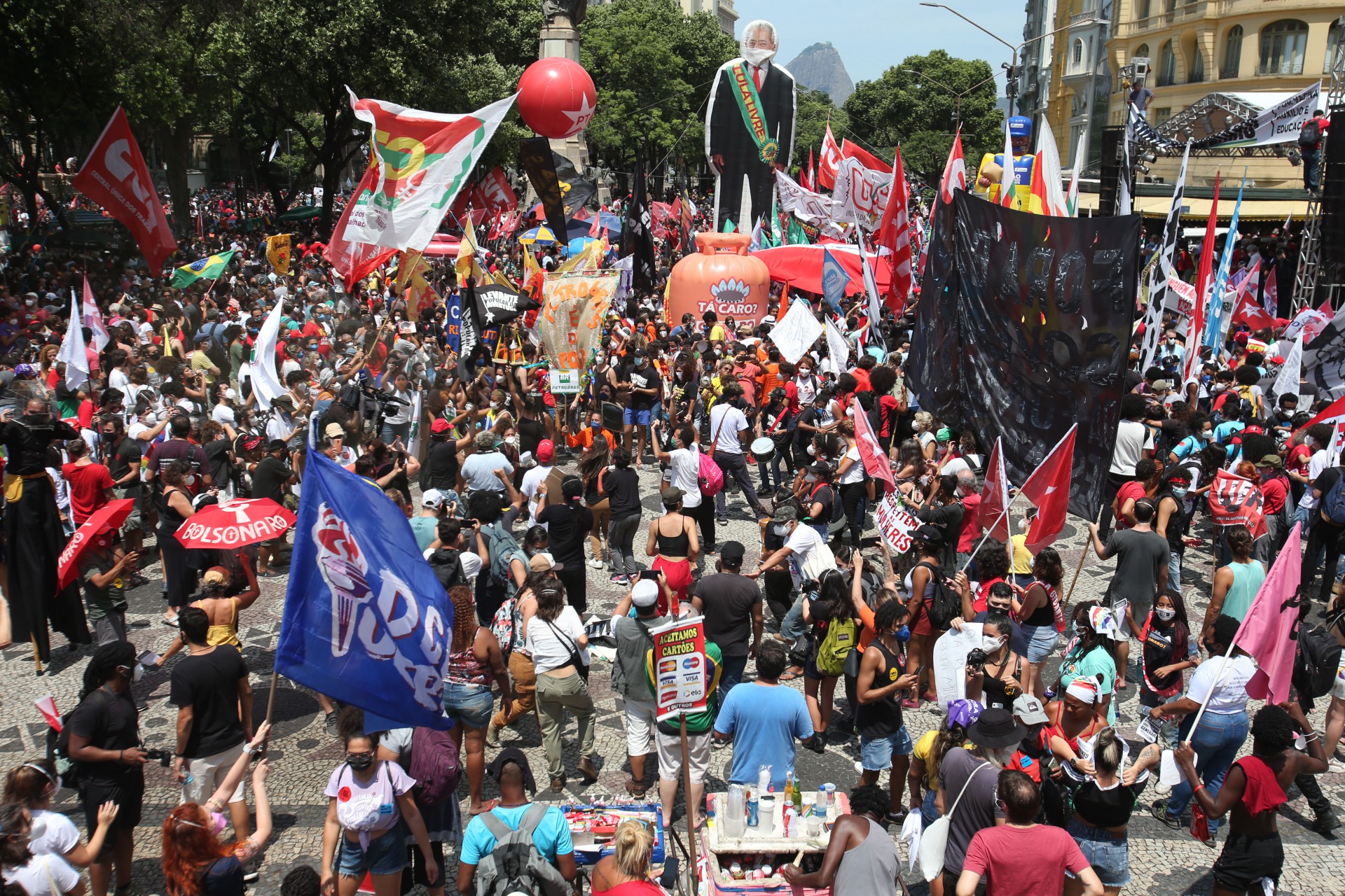 Rio,02/09/2021-CENTRO,Ato contra Bolsonaro, em defesa da Democracia contra a fome e o desemprego, na foto,Chico Couto, roupa que representa a cara do Brasil, sangue e dinheiro.Foto de Cleber.Mendes/Agência O Dia  .....Foto: Cleber Mendes/Agência O Dia - Cléber Mendes
