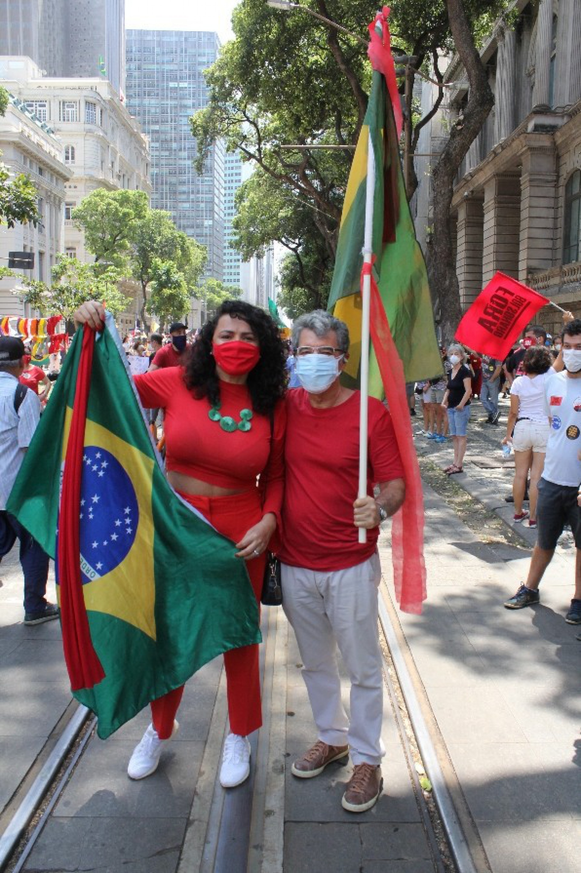 Dadá Coelho e Paulo Betti em manifestação contra o presidente Jair Bolsonaro - AgNews