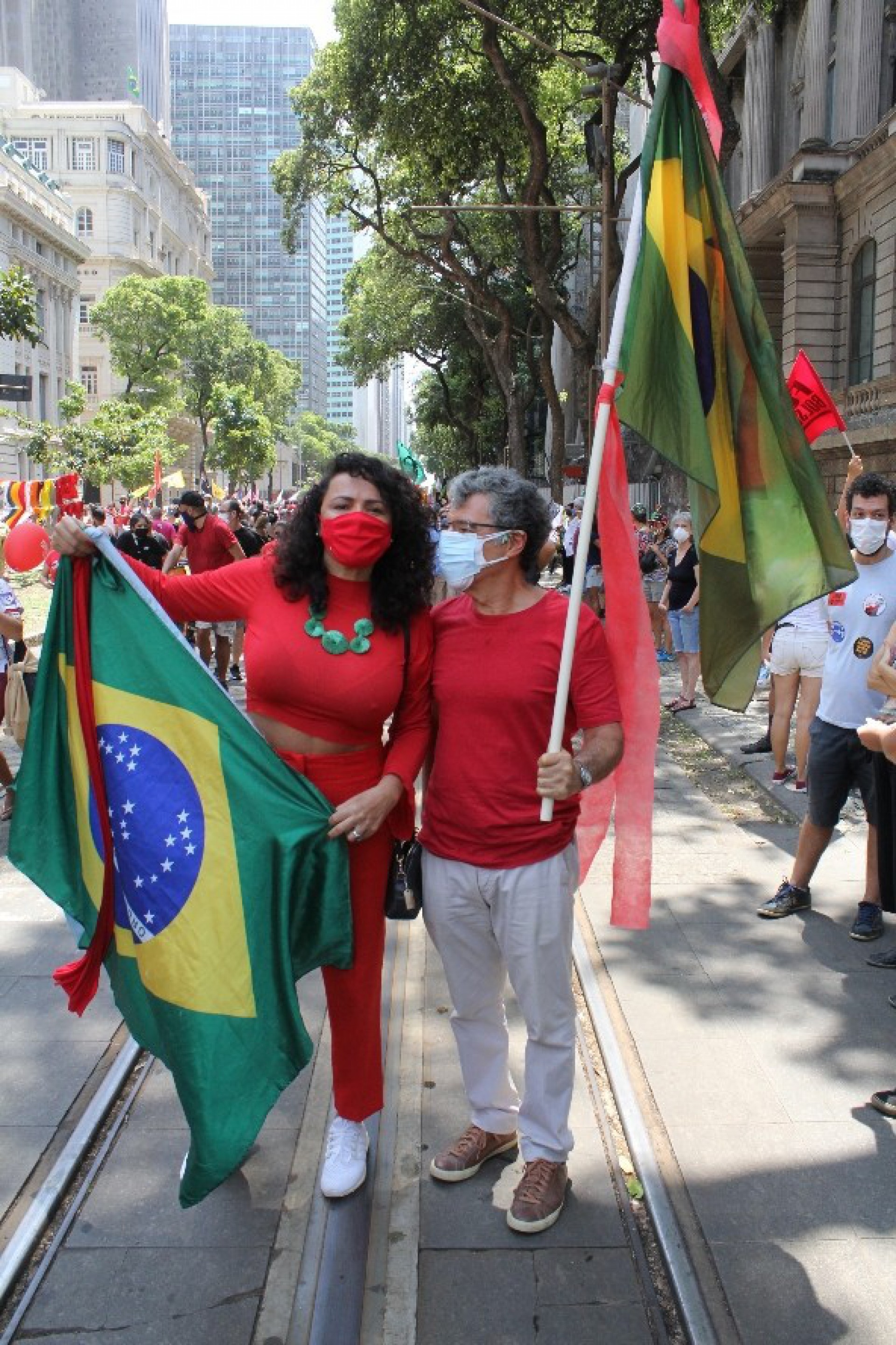 Dadá Coelho e Paulo Betti em manifestação contra o presidente Jair Bolsonaro - AgNews