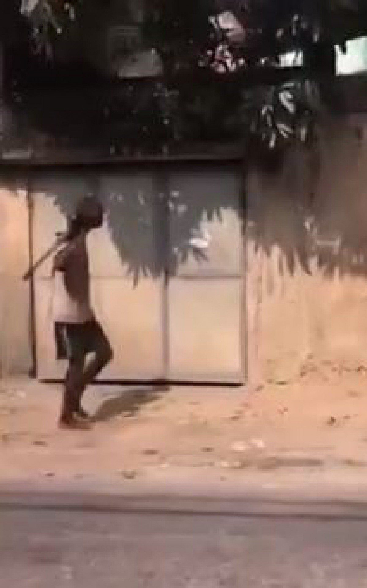 Moradores fizeram imagens do homem andando pelas ruas do bairro com um peda&ccedil;o de madeira na m&atilde;o