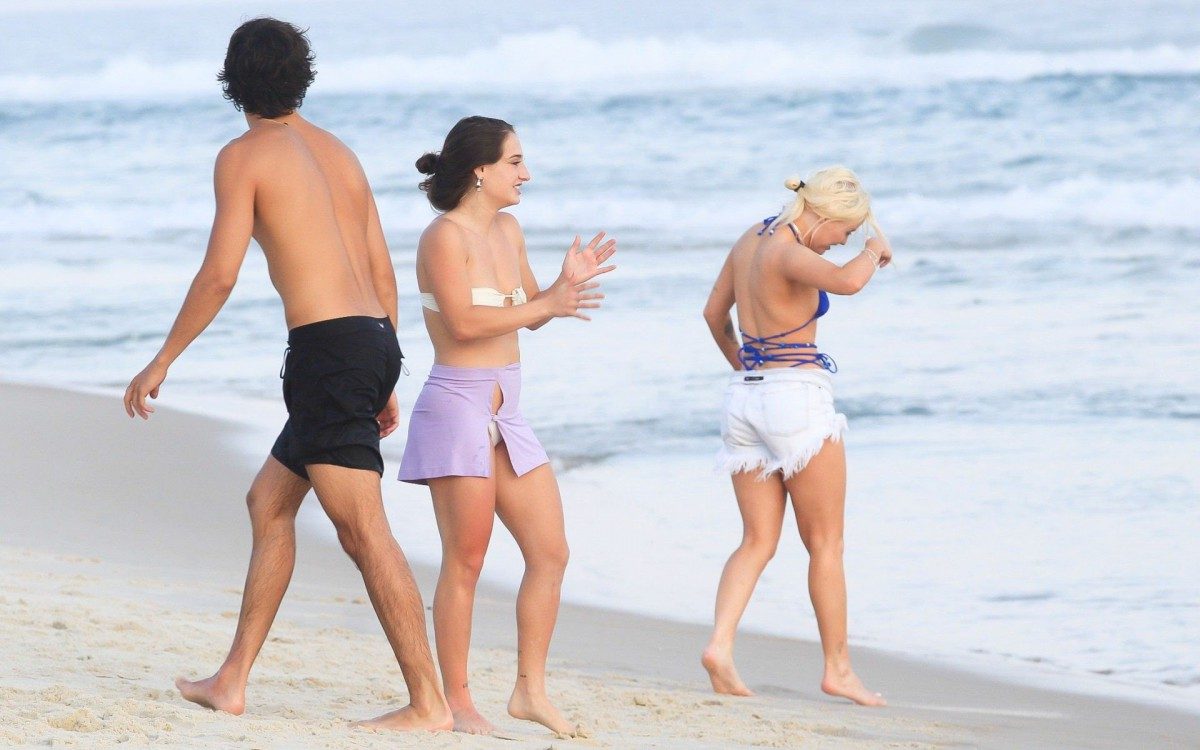 Luisa Sonza joga altinha com amigos na Praia da Barra da Tijuca, na Zona Oeste do Rio
