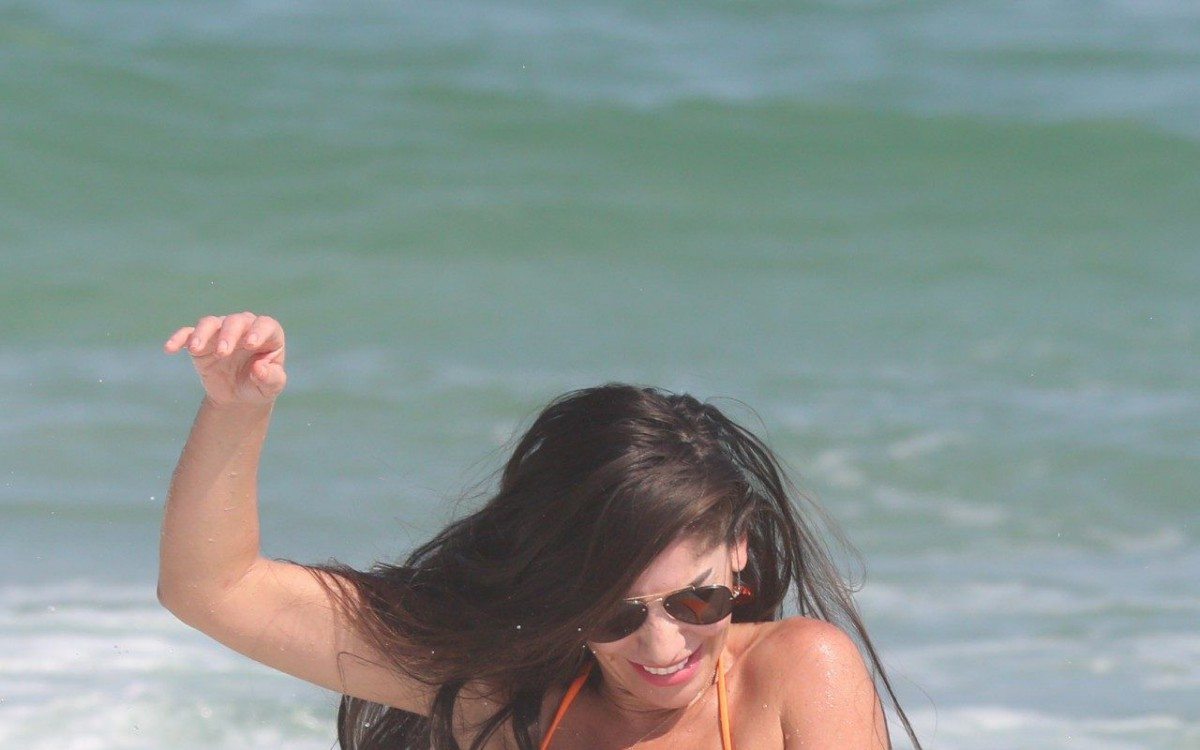 Ex-BBB Anamara curte dia de praia na Barra da Tijuca, na Zona Oeste do Rio