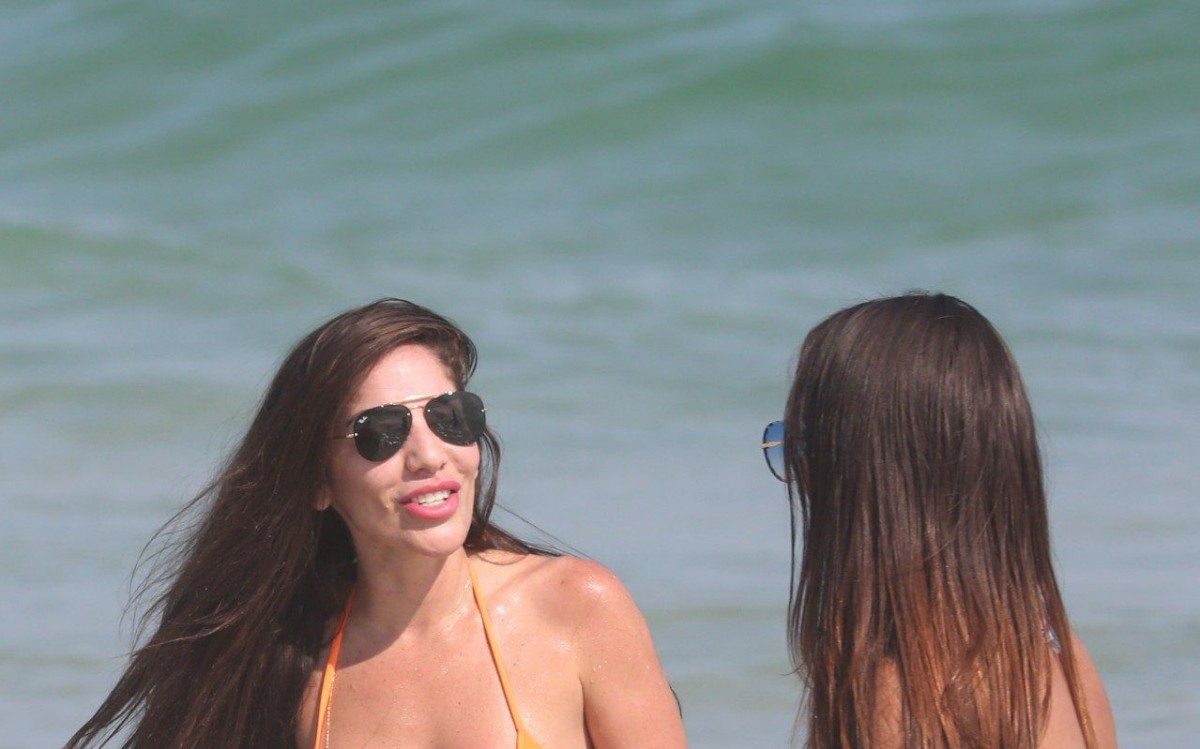 Ex-BBB Anamara curte dia de praia na Barra da Tijuca, na Zona Oeste do Rio