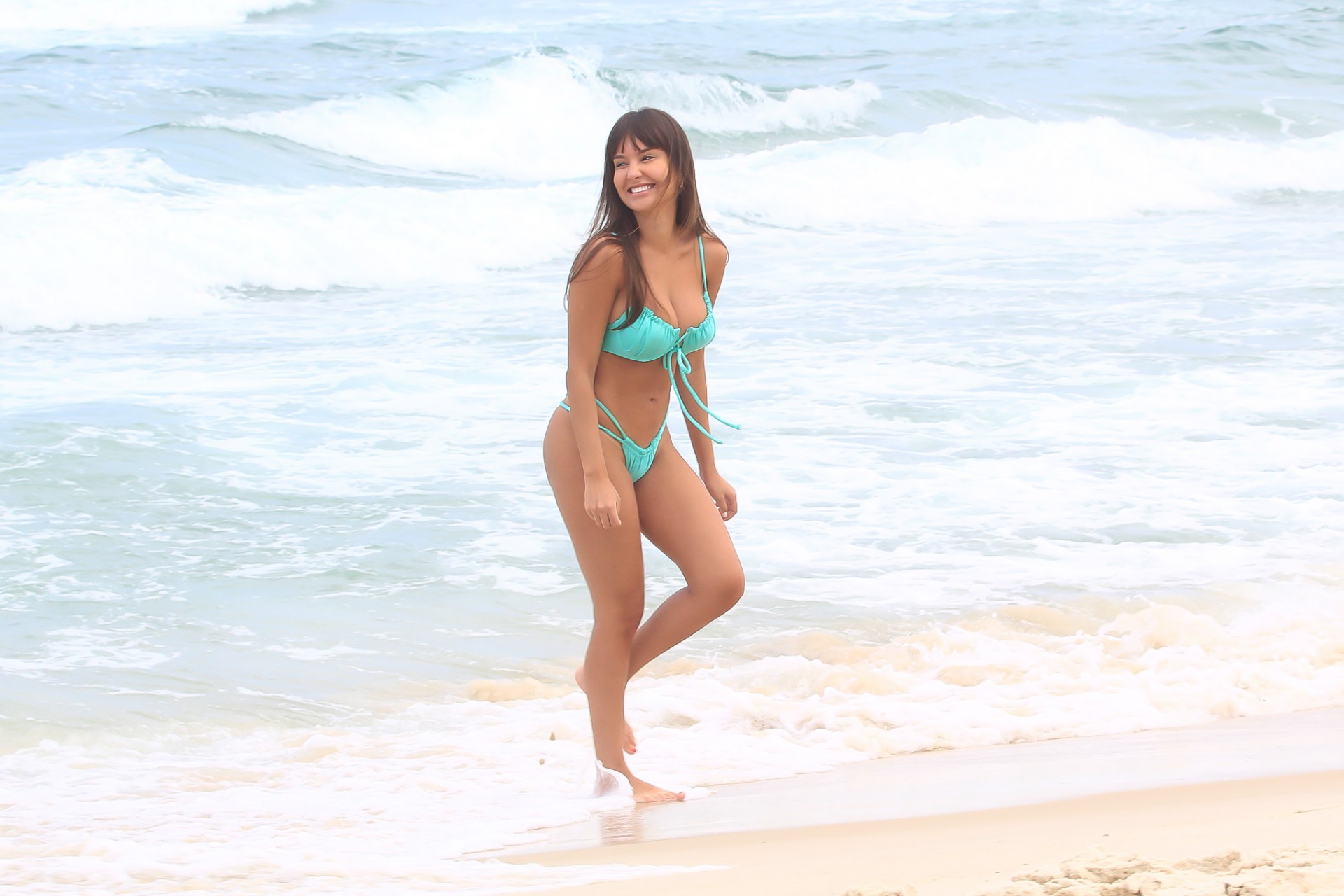 Ex-BBB Thaís Braz curte dia de Praia na Barra da Tijuca, na Zona Oeste do Rio - Ag. News