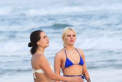 Luísa Sonza e Bruna Griphão jogam altinha na praia