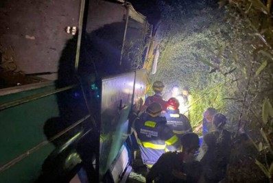 Queda de ônibus em ribanceira deixa 8 mortos e 44 feridos no interior de MG