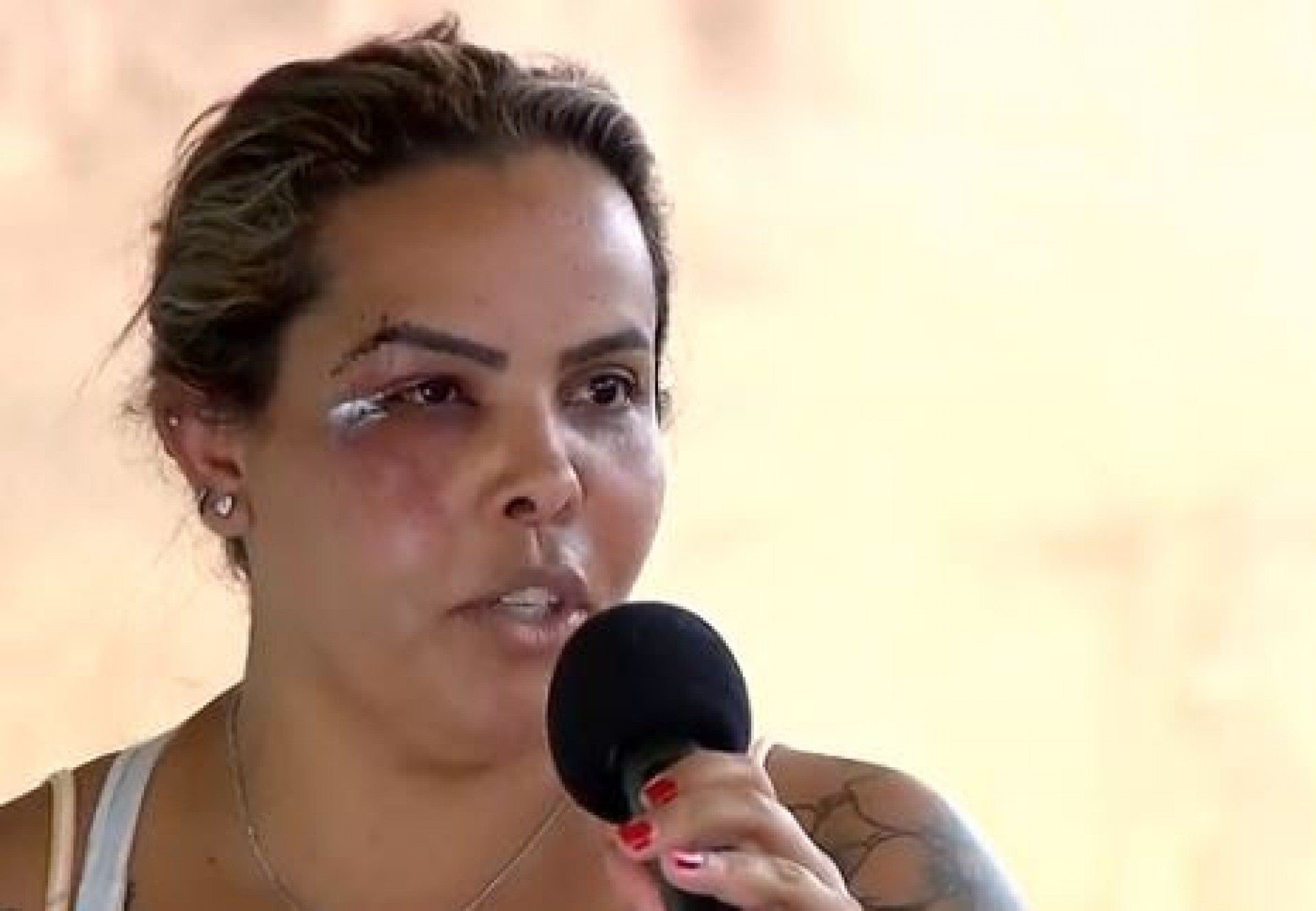 Juliana Félix foi agredida junto com o filho de 10 anos - Reprodução / TV Record 