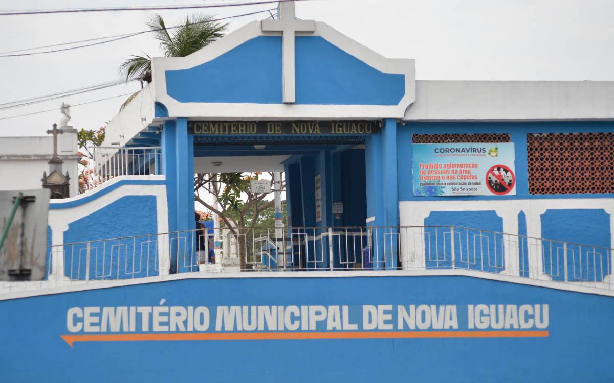 Nova Iguacu - 04/10/2021 -  RIO DE JANEIRO - POLICIA  - Sepultamento do  Policial Militar Rafaeal Vinicius de Oliveira Mello , no cemiterio municipal de Nova Iguacu     Foto : Fabio Costa/ Agencia O Dia