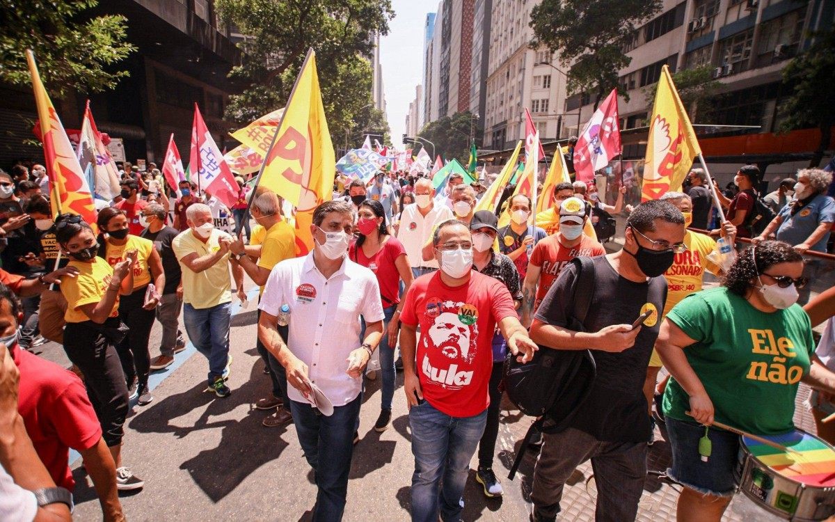 Jo&atilde;o Maur&iacute;cio, presidente estadual do PT (ao lado do prefeito Horta) avaliou o ato como "potente"