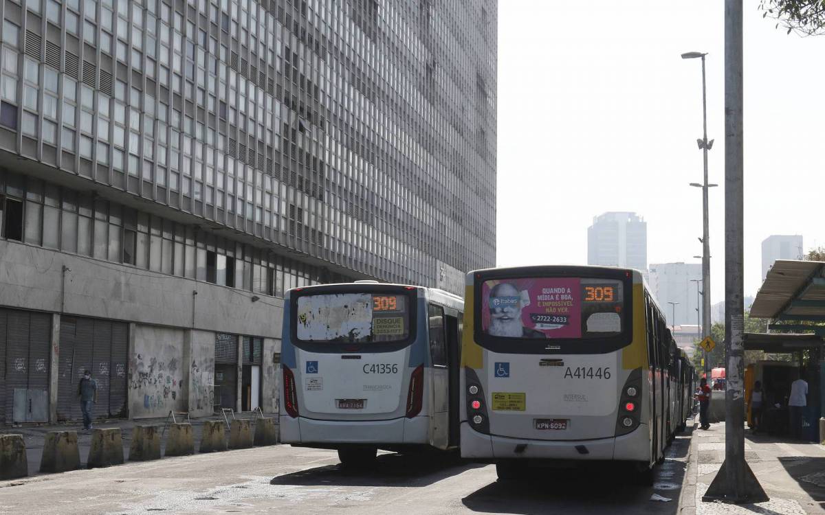 Geral - Ponto final da linha 309, na Central do Brasil, centro do Rio.