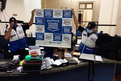 Ladrões de celular são presos enquanto pediam lanche por aplicativo em Niterói