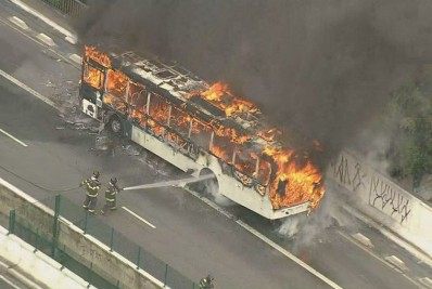 Ônibus pega fogo em viaduto na Zona Oeste de São Paulo