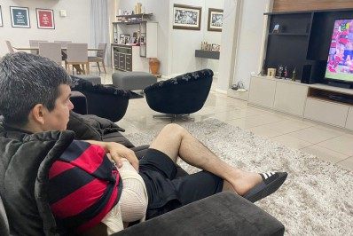 Randolfe Rodrigues desloca ombro durante partida de futebol