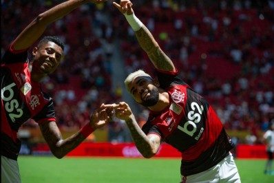 Narrador da Globo admite erro com 'fusão' de Gabigol e Bruno Henrique e brinca: 'Não era nascido'