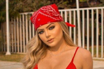 Fotos! Modelo de 18 anos grava vídeo com Ronaldinho e 'Bruxo' pede jovem em namoro