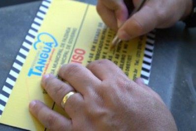 Veículos abandonados estão sendo retirados das ruas da cidade