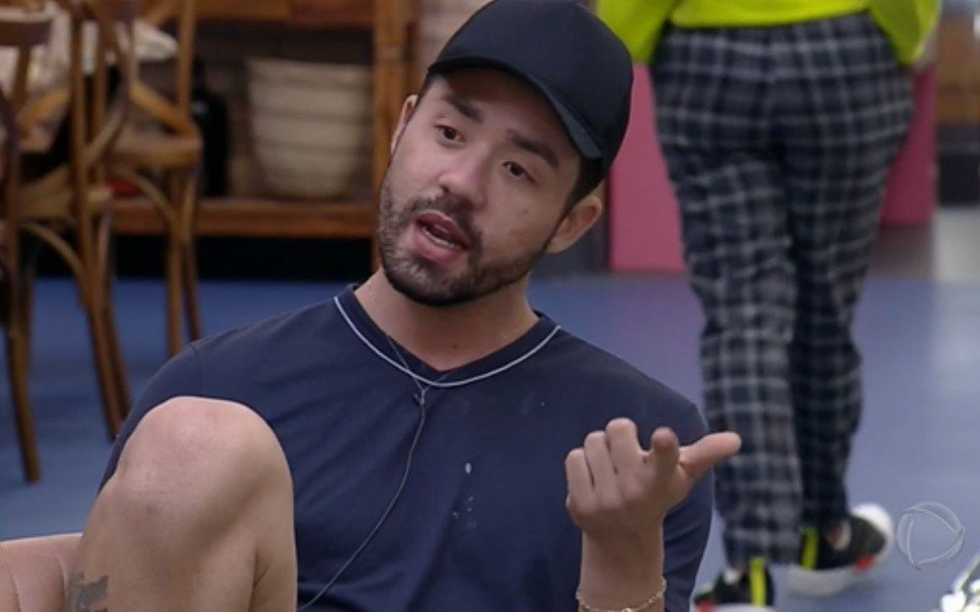 O humorista provocou o ex-BBB imitando seu ex-affair, Karol Conká - Reprodução