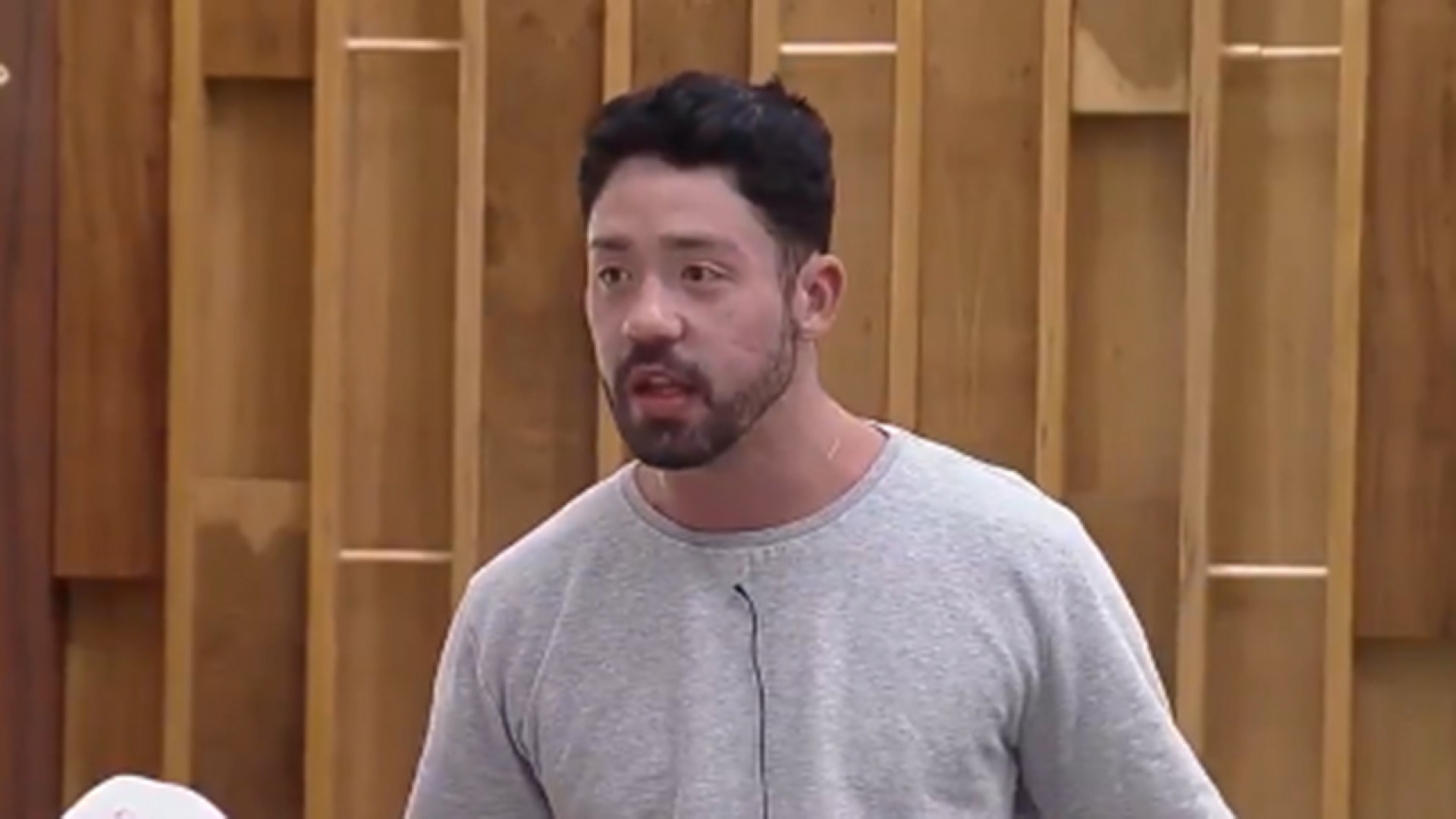 O humorista provocou o ex-BBB imitando seu ex-affair, Karol Conká - Reprodução