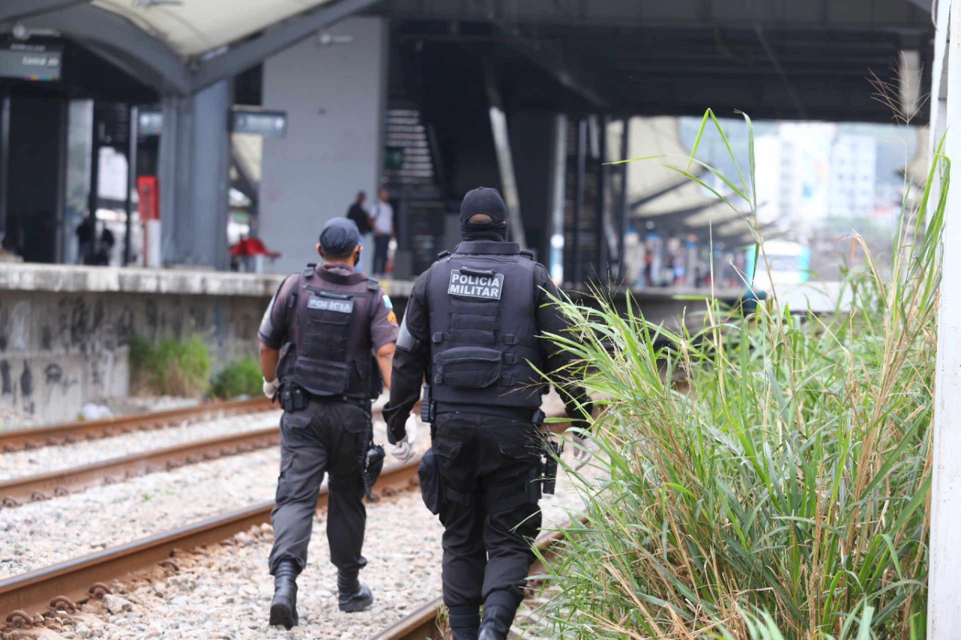 Policiais realizam operação na estação de São Cristóvão para coibir venda de produtos piratas e furtos   - Divulgação
