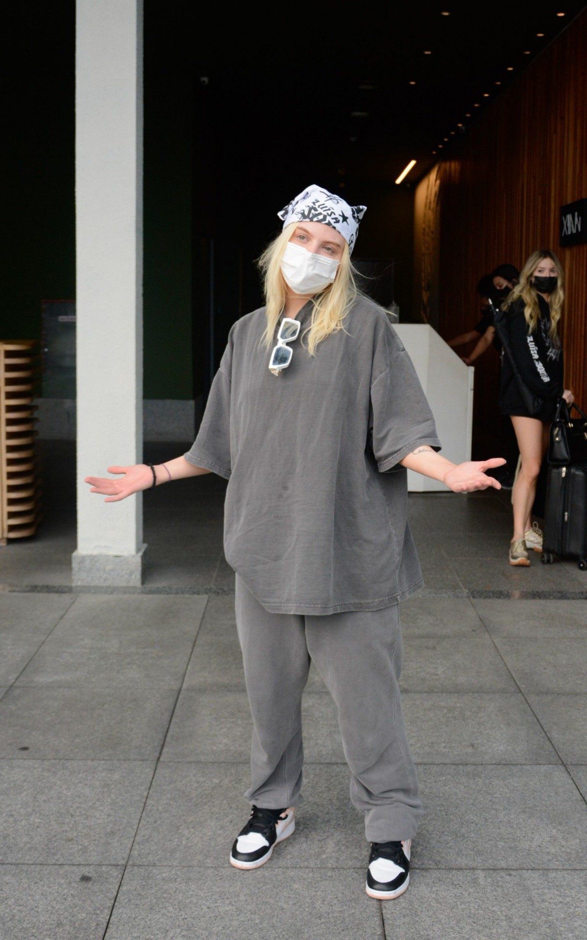 Luisa Sonza embarca no Aeroporto Santos Dumont, no Rio, na noite de segunda-feira