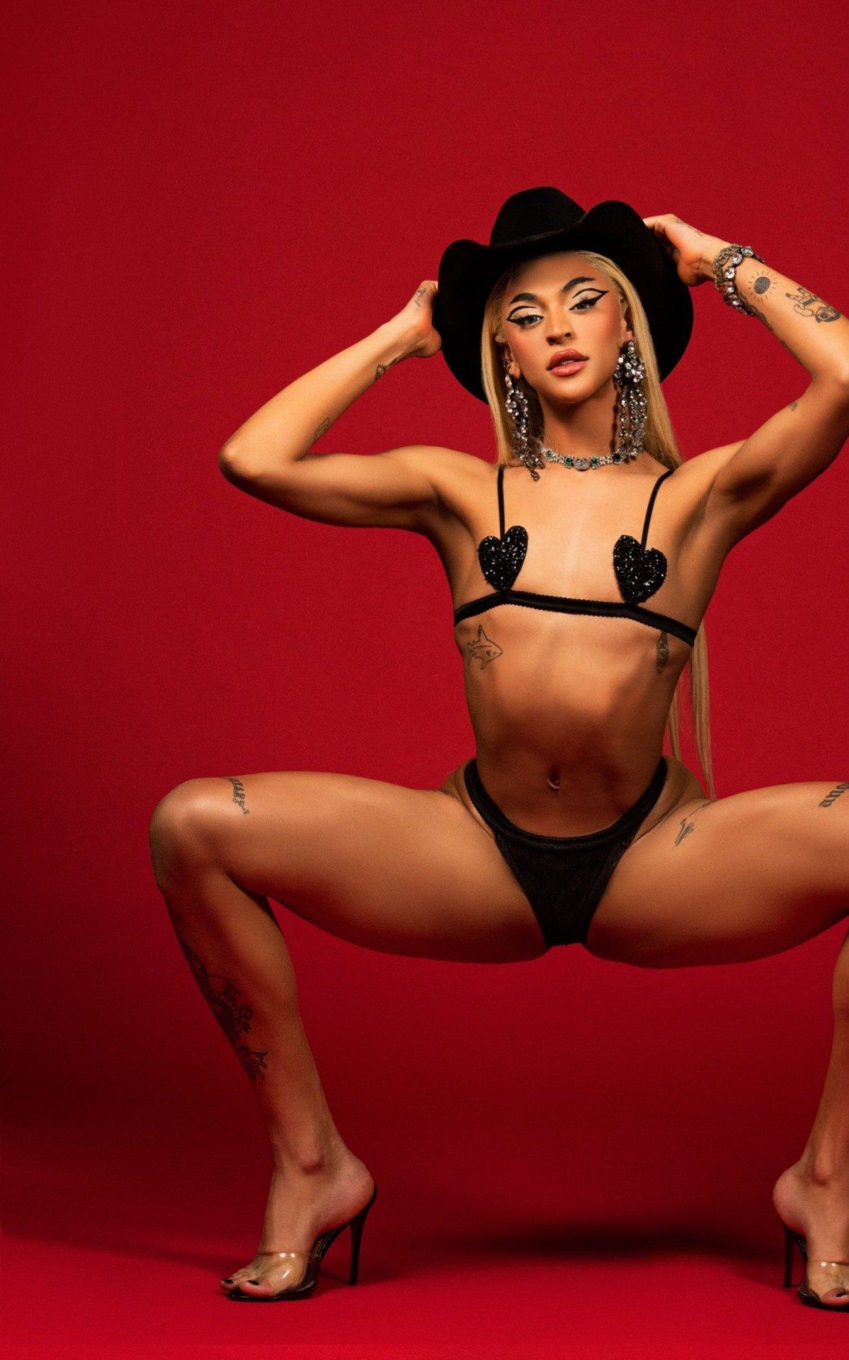 Pabllo Vittar posa de biqu&iacute;ni para divulgar novo clipe