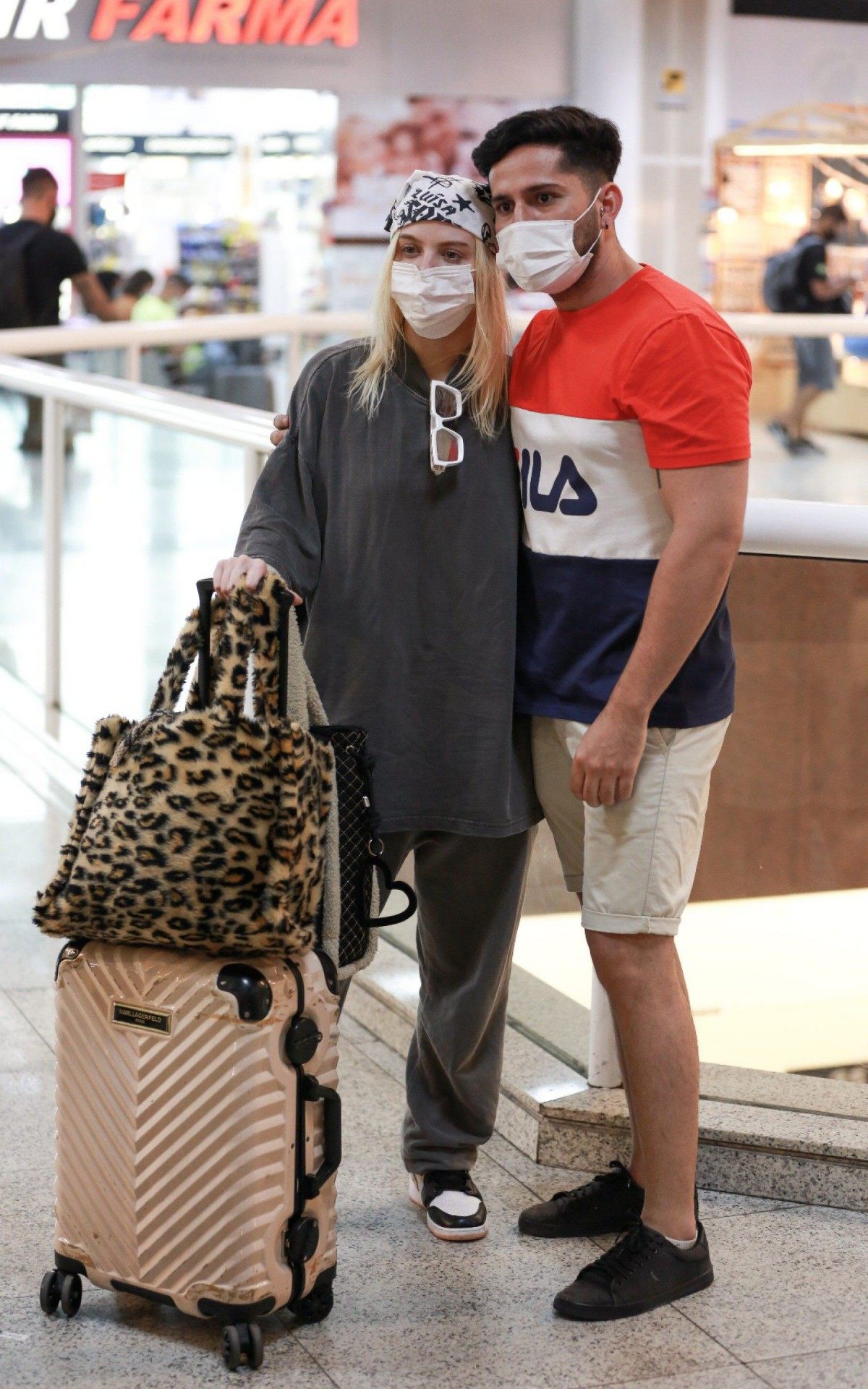 Luisa Sonza embarca no Aeroporto Santos Dumont, no Rio, na noite de segunda-feira