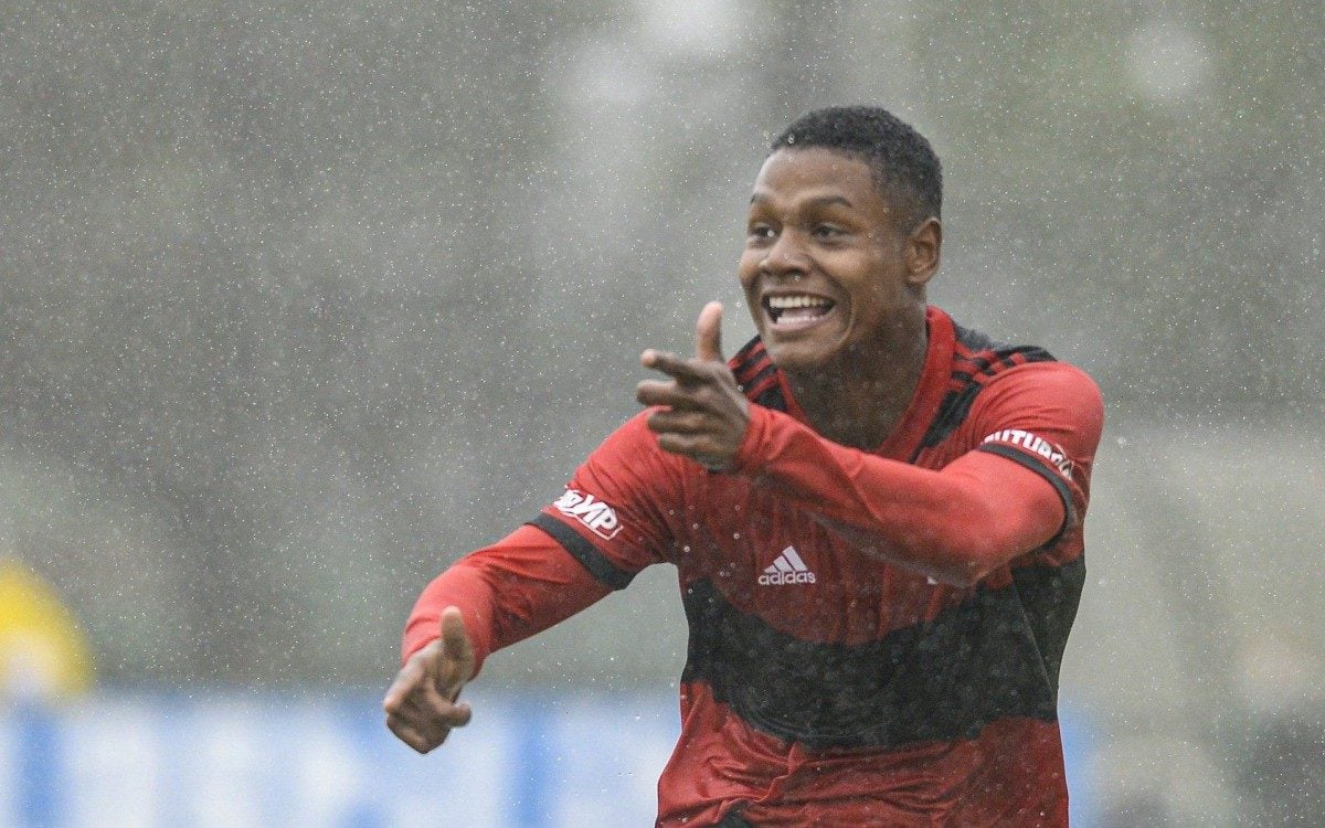 Matheus França em ação com a camisa do Flamengo