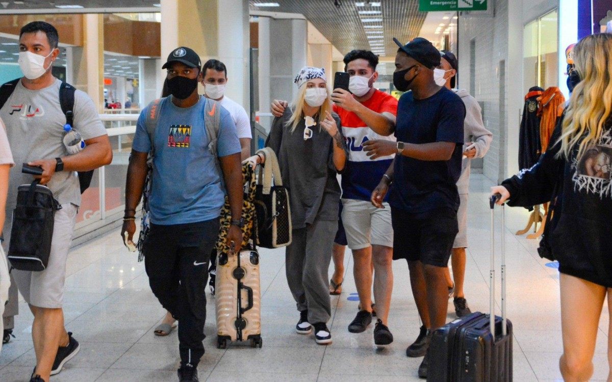 Luisa Sonza embarca no Aeroporto Santos Dumont, no Rio, na noite de segunda-feira